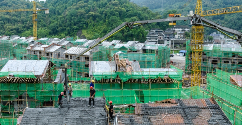 堅守崗位建新居